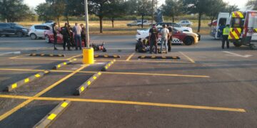 Motociclista fracturado de rodilla tras chocar contra auto en bulevar