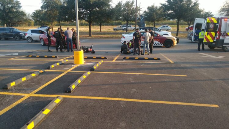 Motociclista fracturado de rodilla tras chocar contra auto en bulevar