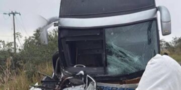 Dos muertos al estrellar su auto contra autobús en ruta Tampico-Soto la Marina