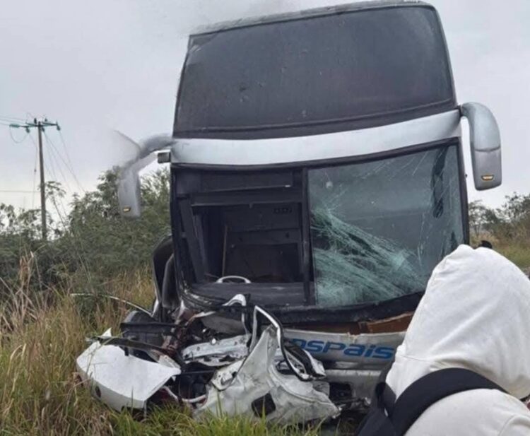 Dos muertos al estrellar su auto contra autobús en ruta Tampico-Soto la Marina
