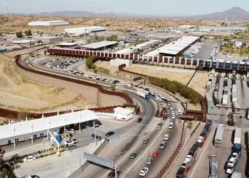 Traileros mexicanos intentan librar gravámenes de Trump; saturan pasos fronterizos