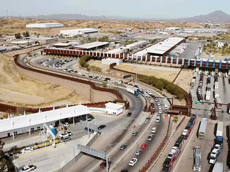 Traileros mexicanos intentan librar gravámenes de Trump; saturan pasos fronterizos