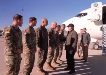 Jefe del Pentágono visita la frontera sur de los EU; revisa operaciones de seguridad