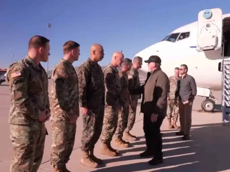 Jefe del Pentágono visita la frontera sur de los EU; revisa operaciones de seguridad