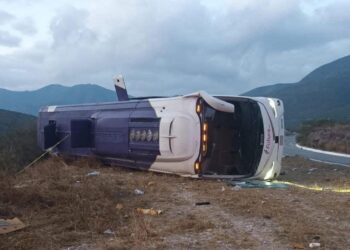 Vuelca autobús de pasajeros: dos muertos y 16 heridos