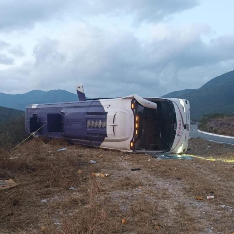 Vuelca autobús de pasajeros: dos muertos y 16 heridos