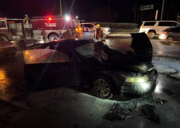 Se incendia auto cuando era remolcado por grúa frente a tienda Home Depot