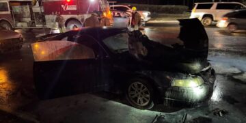 Se incendia auto cuando era remolcado por grúa frente a tienda Home Depot