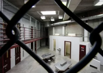 EU comienza a trasladar a migrantes detenidos hacia la base de Guantánamo