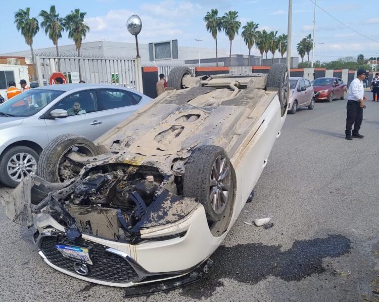 Dos mujeres heridas al volcar auto a la altura de “La Joroba” de Cd. Victoria