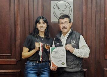 Felicita Dámaso Anaya a Regina Pedraza Lerma exitosa esgrimista de la UAT