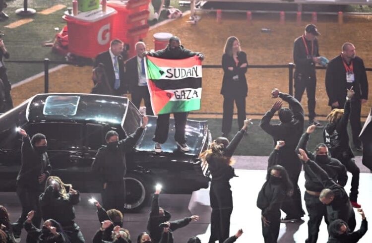 Super Bowl: Hombre irrumpe con bandera palestina durante el espectáculo de Kendrick Lamar