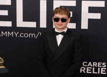 Peso Pluma estrena look en los Grammy con cabellera rubia