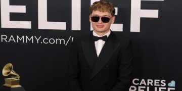 Peso Pluma estrena look en los Grammy con cabellera rubia