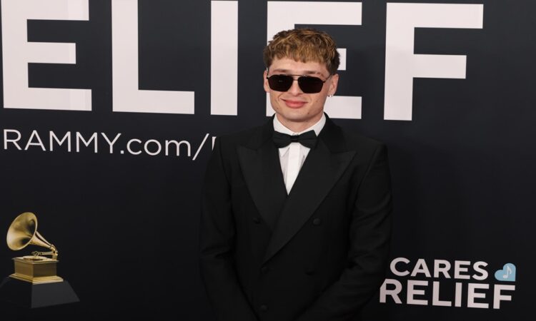 Peso Pluma estrena look en los Grammy con cabellera rubia