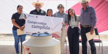 Lleva la Secretaría de Bienestar tinacos a residentes en Villa de Casas