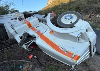 Vuelca tráiler con 20 toneladas de chile en carretera Victoria-San Luis Potosí