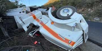 Vuelca tráiler con 20 toneladas de chile en carretera Victoria-San Luis Potosí