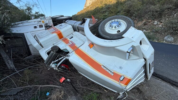 Vuelca tráiler con 20 toneladas de chile en carretera Victoria-San Luis Potosí
