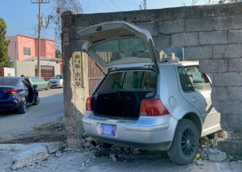 Choca contra otro auto y casi se mete hasta la cocina de una vivienda