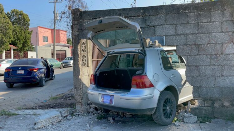 Choca contra otro auto y casi se mete hasta la cocina de una vivienda