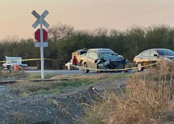 Conductora muere tras estrellar auto en remolque de tráiler en crucero de vía férrea