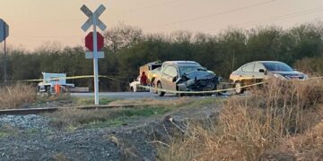 Conductora muere tras estrellar auto en remolque de tráiler en crucero de vía férrea