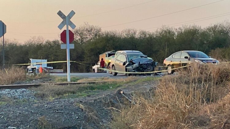 Conductora muere tras estrellar auto en remolque de tráiler en crucero de vía férrea