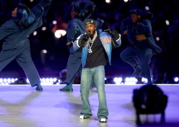 Sigue Kendrick Lamar con indirectas a Drake, ahora en show de medio tiempo del Super Bowl 2025