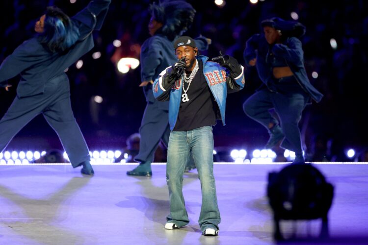 Sigue Kendrick Lamar con indirectas a Drake, ahora en show de medio tiempo del Super Bowl 2025