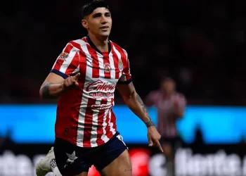 Alan Pulido conduce a Chivas al triunfo 2-1 sobre Xolos