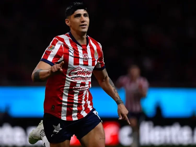 Alan Pulido conduce a Chivas al triunfo 2-1 sobre Xolos
