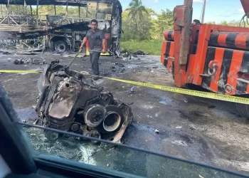 Tráiler embiste autobús en Tabasco, hay más de 30 muertos