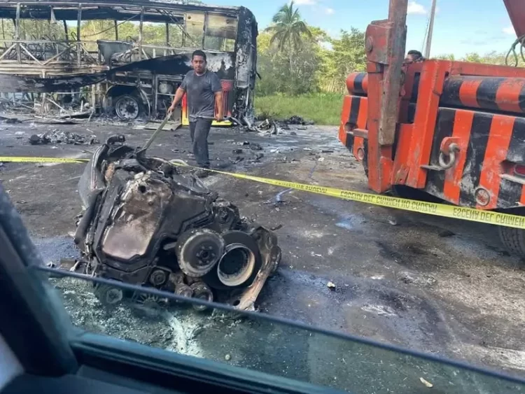 Tráiler embiste autobús en Tabasco, hay más de 30 muertos