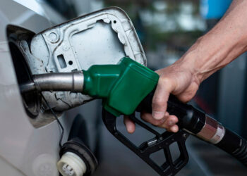 Pemex fijará precio mayorista de gasolina para estabilizar costos