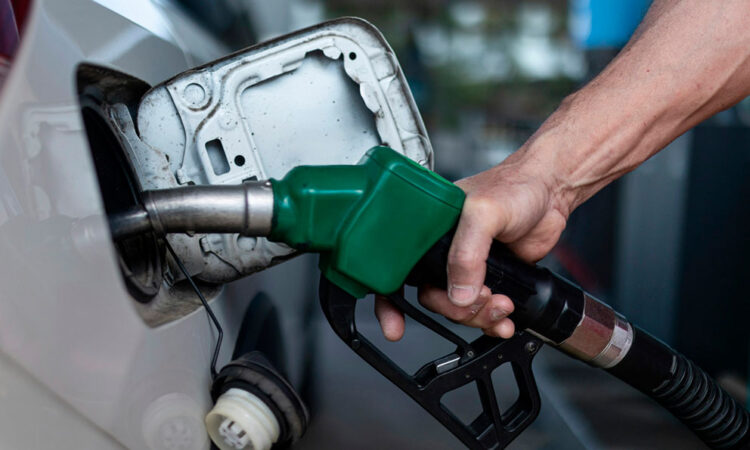 Pemex fijará precio mayorista de gasolina para estabilizar costos