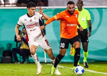 Chivas sufre pero rescata un empate agónico ante Cibao FC