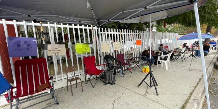 Padres anticipan tres días fila para buscar espacio en Secundaria General Ocho de C. Victoria