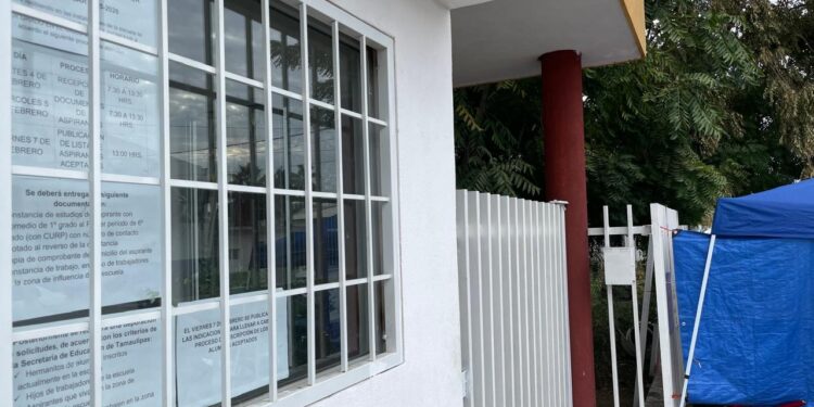 Padres anticipan tres días fila para buscar espacio en Secundaria General Ocho de C. Victoria