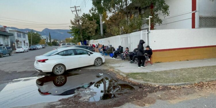 Padres anticipan tres días fila para buscar espacio en Secundaria General Ocho de C. Victoria