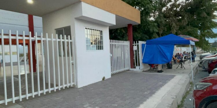 Padres anticipan tres días fila para buscar espacio en Secundaria General Ocho de C. Victoria