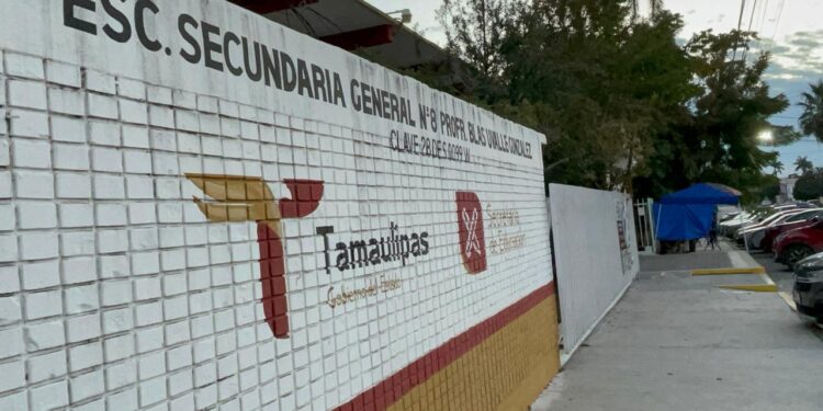 Padres anticipan tres días fila para buscar espacio en Secundaria General Ocho de C. Victoria