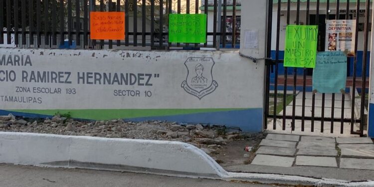 Cierran escuela por falta de maestro