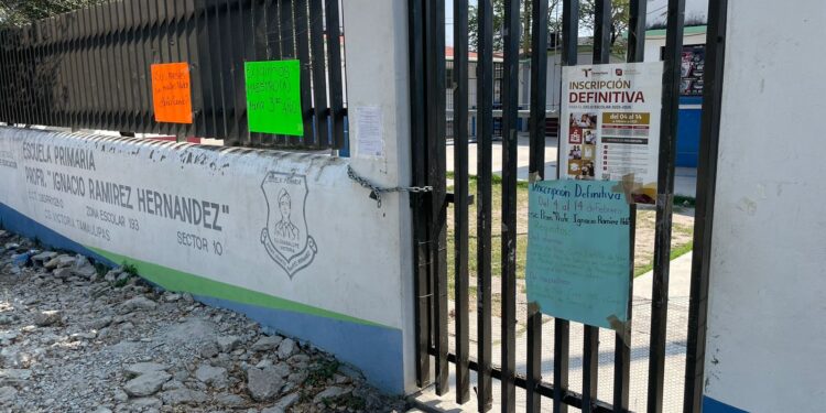 Cierran escuela por falta de maestro