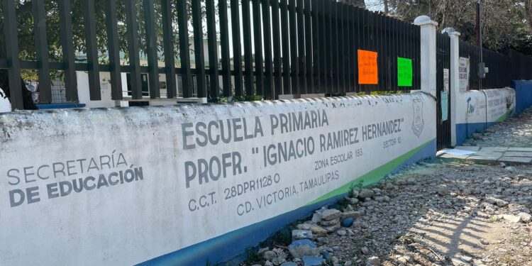 Cierran escuela por falta de maestro