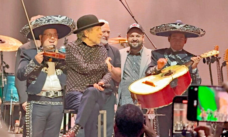Joaquín Sabina celebra su cumpleaños 76 en el Auditorio Nacional