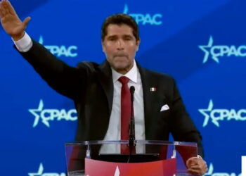 Eduardo Verástegui genera polémica con saludo señalado como nazi