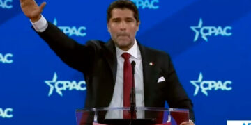 Eduardo Verástegui genera polémica con saludo señalado como nazi