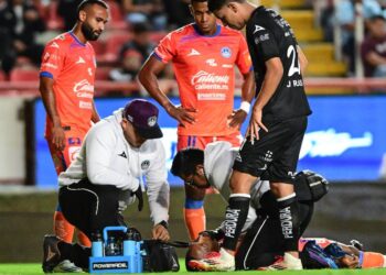 Susto en Aguascalientes: Samir Caetano pierde el conocimiento tras golpe en el aire