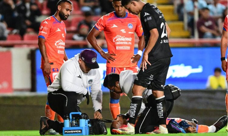 Susto en Aguascalientes: Samir Caetano pierde el conocimiento tras golpe en el aire